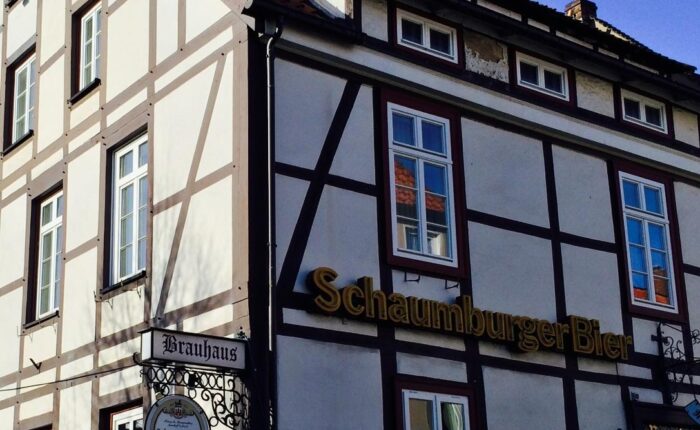 Außenansicht des Brauhauses in Bückeburg im Fachwerkstil mit Schriftzug "Schaumburger Bier"