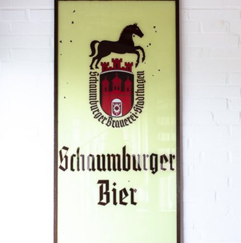 Foto eines alten Schildes mit Logo der Brauerei und Schriftzug Schaumburger Bier