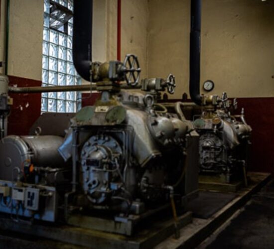 Foto einer alten technischen Anlage aus Metall mit Ventilen und Druckanzeige in Nahaufnahme