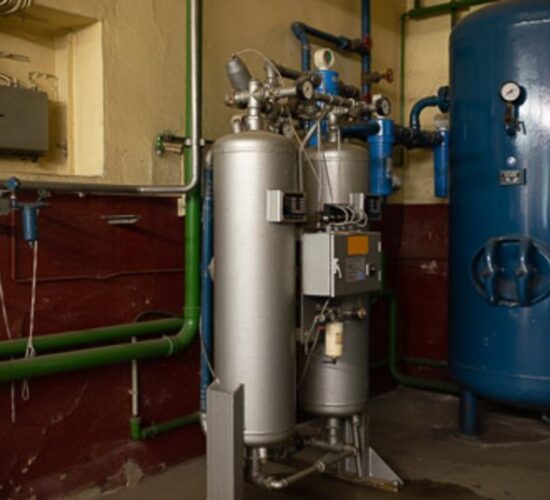 Foto eines Raums mit unter Druck stehenden Behältern und Rohrleitungen in der alten Brauerei