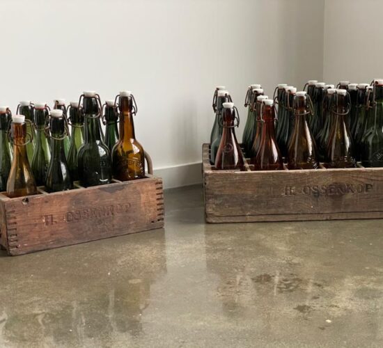 Das Foto zeigt leere Bügel-Bierflaschen einsortiert in Holzkästen aus dem vergangenen Jahrhundert.