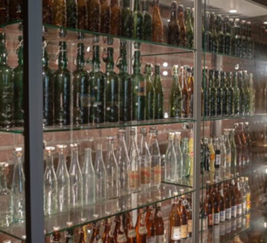 Foto einer Glasvitrine mit ausgewählten Bierflaschen