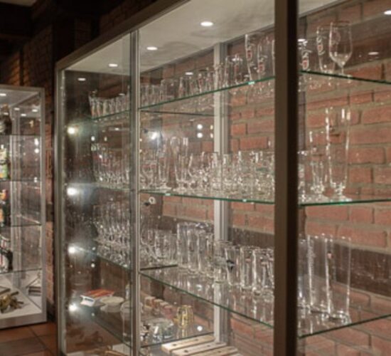 Foto einer Glasvitrine mit alten Gläsern