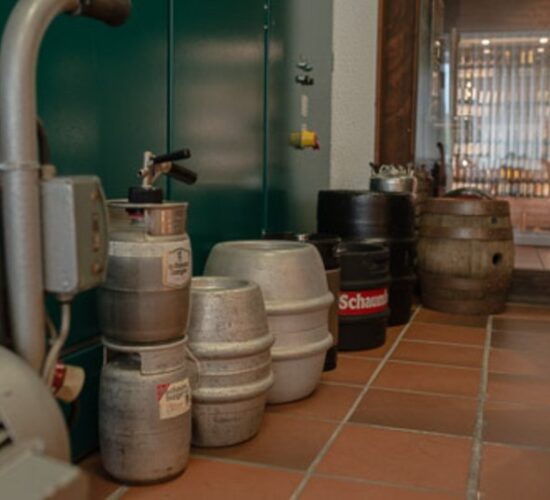 Foto von alten Bierfässern verschiedener Epochen