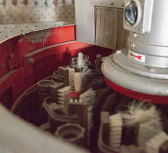 Foto einer Maschine in Nahaufnahme mit Bürsten
