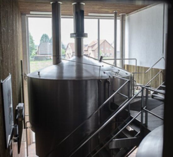 Foto eines riesigen Edelstahlbehälters mit Stahltreppe der Alten Brauerei