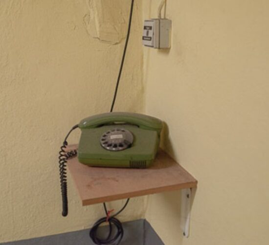 Foto eines alten grünen Wählscheibentelefons aus dem letzten Jahrhundert der Alten Brauerei