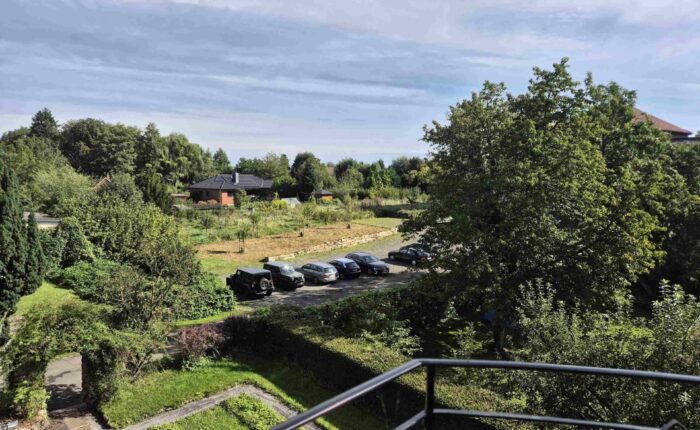 Ausblick vom Balkon auf den Zugang der Villa und den kleinen Garten